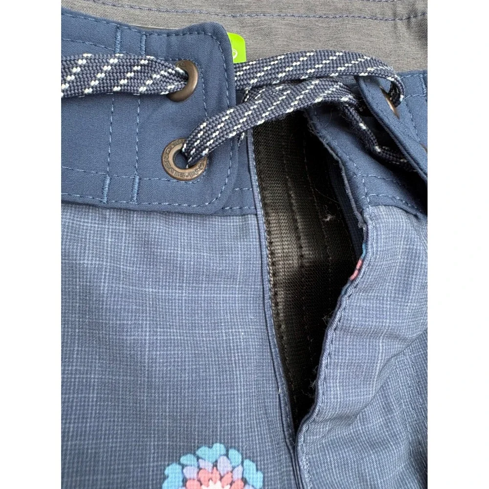 Quiksilver Highline Board Shorts Mens 34 Blue Floral Medallion Surf Trunks 8.5